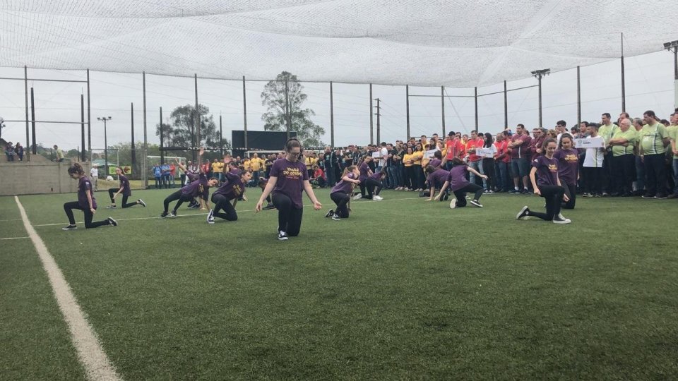 Grupo Vozes do Corpo apresenta coreografia no final da Copa Alfa