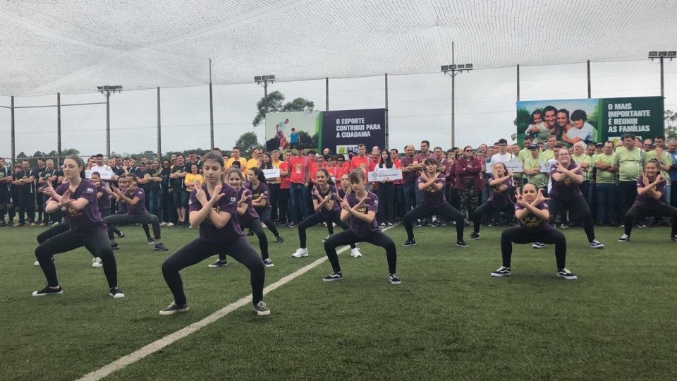 Grupo Vozes do Corpo apresenta coreografia no final da Copa Alfa