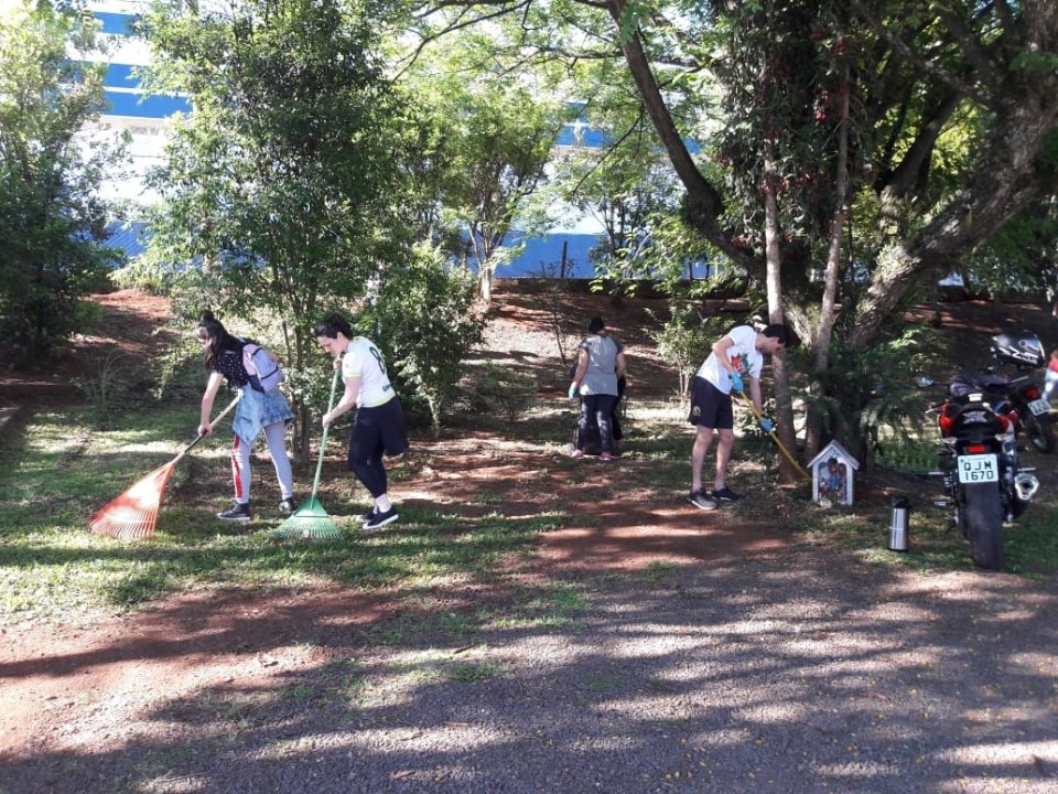 Voluntários executam atividades no Centro de Convivência dos Idosos em Chapecó