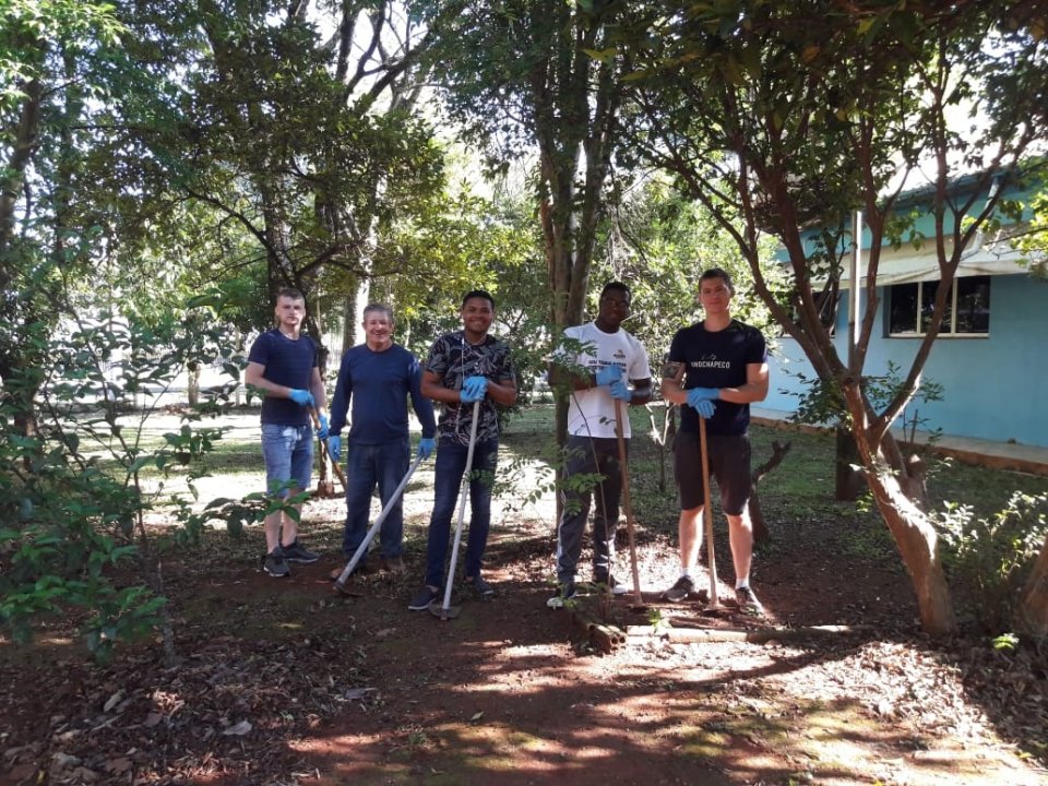Voluntários executam atividades no Centro de Convivência dos Idosos em Chapecó