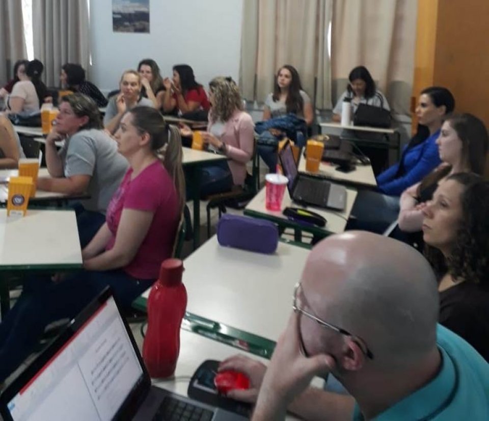 Roda de Leitura ministra curso de Contação de Histórias na E.E.B. Pedro Maciel