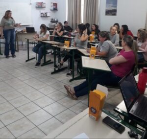 Roda de Leitura ministra curso de Contação de Histórias na E.E.B. Pedro Maciel