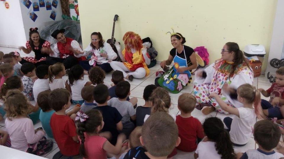 Voluntários realizam atividade na Creche Sonho Feliz em São Miguel do Oeste