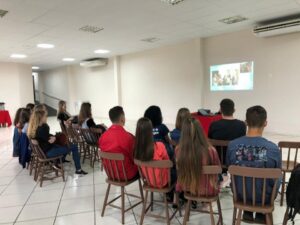 Alunos do projeto Liderança Comunitária conhecem a Fundação Aury Luiz Bodanese