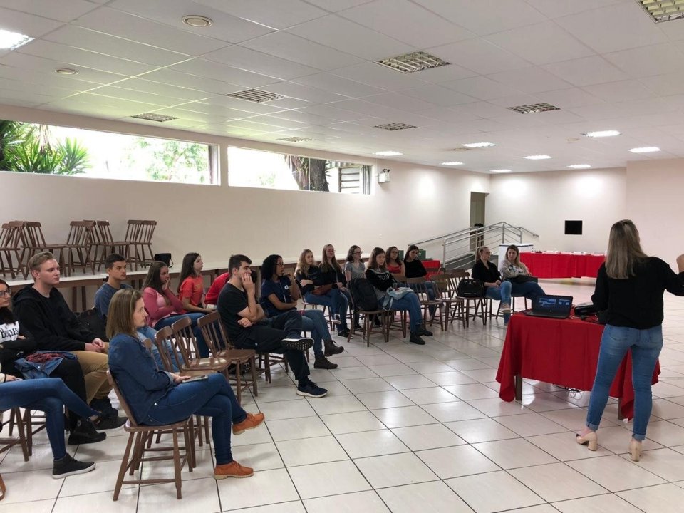 Alunos do projeto Liderança Comunitária conhecem a Fundação Aury Luiz Bodanese