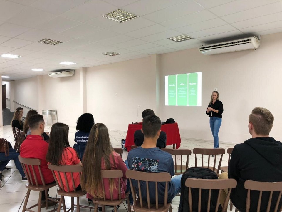 Alunos do projeto Liderança Comunitária conhecem a Fundação Aury Luiz Bodanese