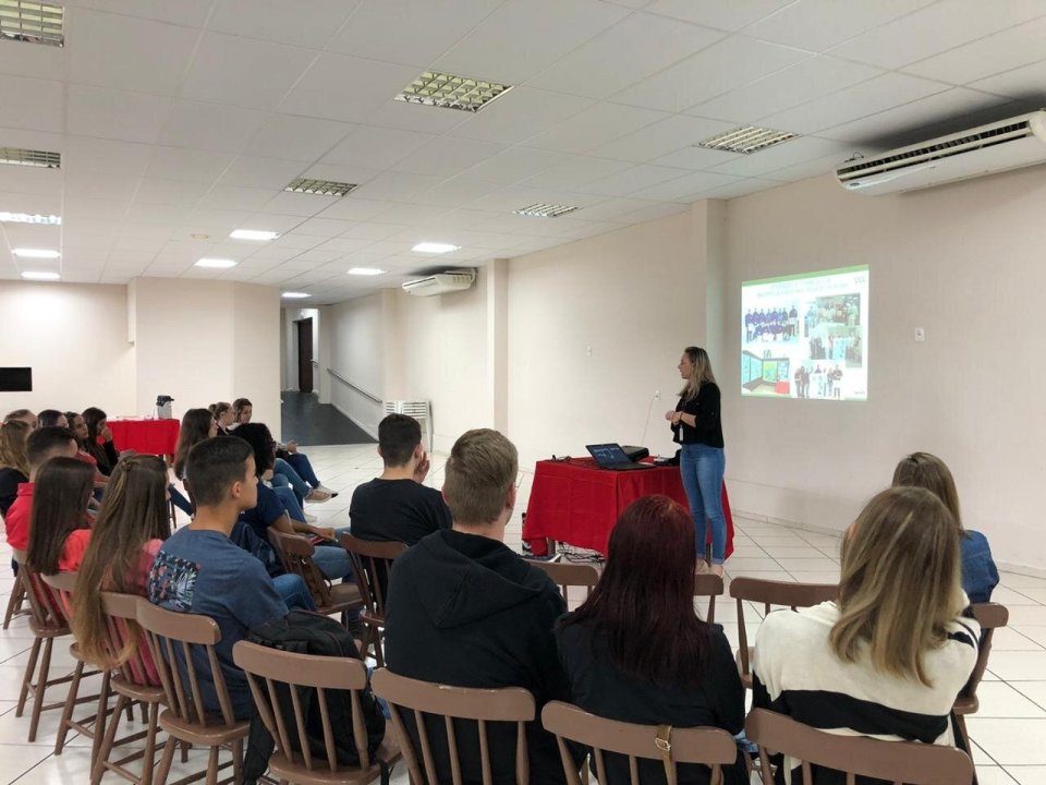 Alunos do projeto Liderança Comunitária conhecem a Fundação Aury Luiz Bodanese