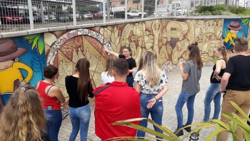 Alunos do projeto Liderança Comunitária conhecem a Fundação Aury Luiz Bodanese