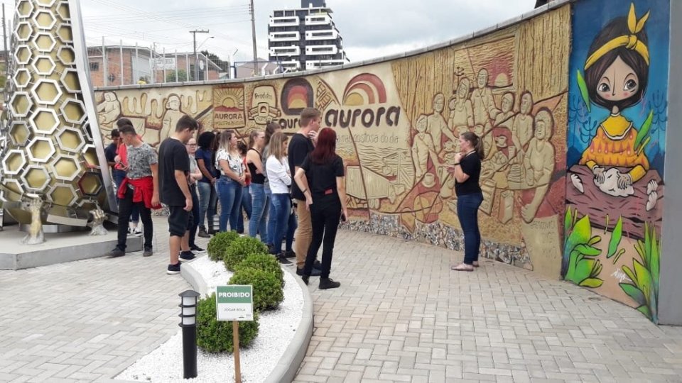 Alunos do projeto Liderança Comunitária conhecem a Fundação Aury Luiz Bodanese