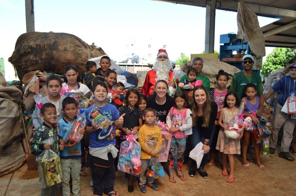 Brinquedos arrecadados na Mostra Cultural da FALB são entregues para mais de 170 crianças