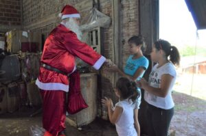 Brinquedos arrecadados na Mostra Cultural da FALB são entregues para mais de 170 crianças