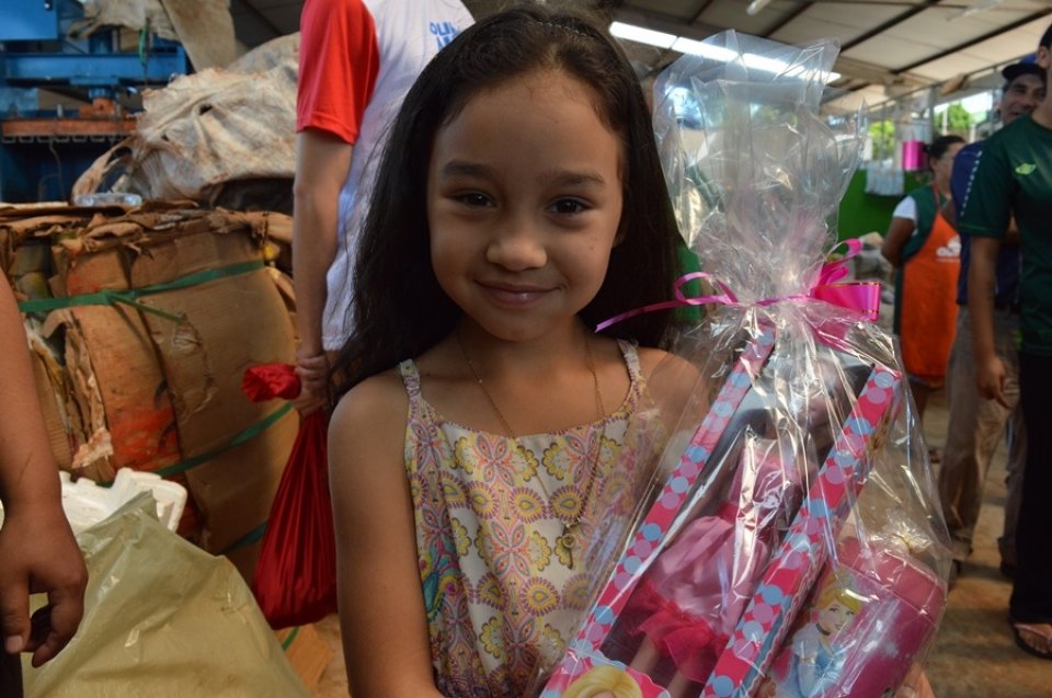 Brinquedos arrecadados na Mostra Cultural da FALB são entregues para mais de 170 crianças