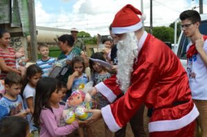 Brinquedos arrecadados na Mostra Cultural da FALB são entregues para mais de 170 crianças