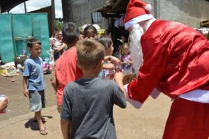 Brinquedos arrecadados na Mostra Cultural da FALB são entregues para mais de 170 crianças