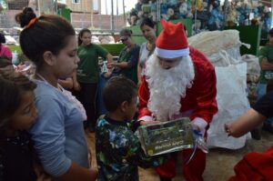 Brinquedos arrecadados na Mostra Cultural da FALB são entregues para mais de 170 crianças