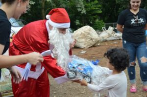 Brinquedos arrecadados na Mostra Cultural da FALB são entregues para mais de 170 crianças