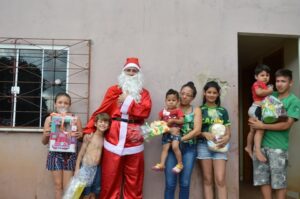 Brinquedos arrecadados na Mostra Cultural da FALB são entregues para mais de 170 crianças