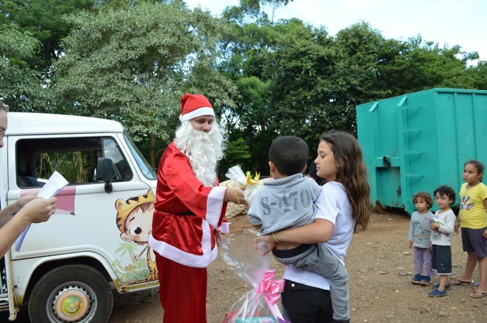 Brinquedos arrecadados na Mostra Cultural da FALB são entregues para mais de 170 crianças