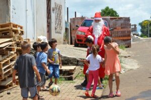 Brinquedos arrecadados na Mostra Cultural da FALB são entregues para mais de 170 crianças