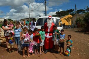 Brinquedos arrecadados na Mostra Cultural da FALB são entregues para mais de 170 crianças