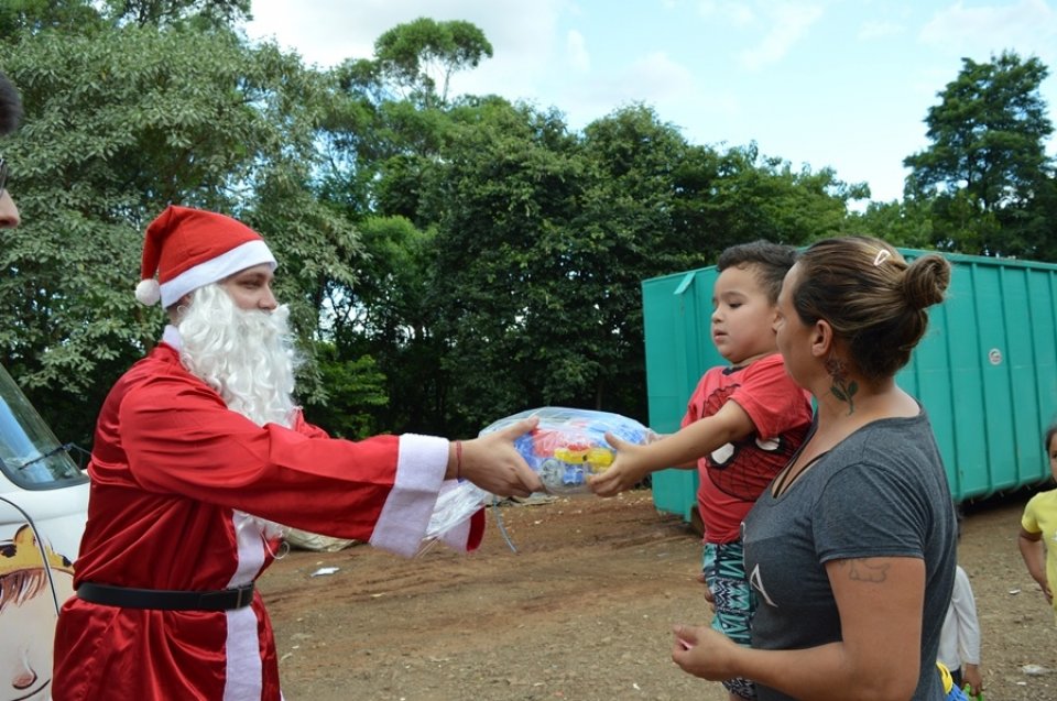 Brinquedos arrecadados na Mostra Cultural da FALB são entregues para mais de 170 crianças