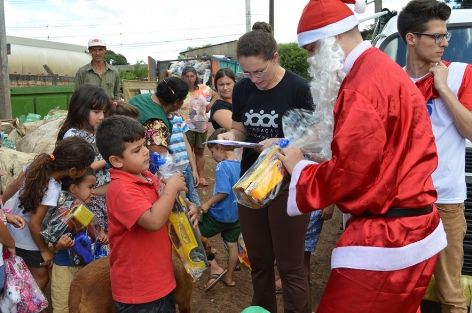 Brinquedos arrecadados na Mostra Cultural da FALB são entregues para mais de 170 crianças