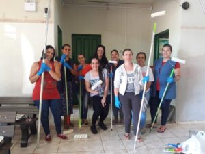 Voluntários das unidades de Chapecó e Guatambu realizam atividades em escola