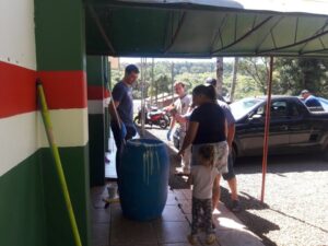 Voluntários das unidades de Chapecó e Guatambu realizam atividades em escola