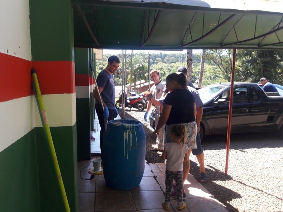 Voluntários das unidades de Chapecó e Guatambu realizam atividades em escola