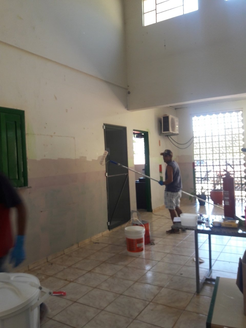 Voluntários das unidades de Chapecó e Guatambu realizam atividades em escola