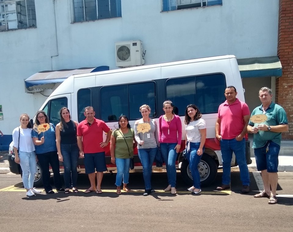 Voluntários realizam doação de sangue