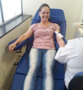 Voluntários realizam doação de sangue