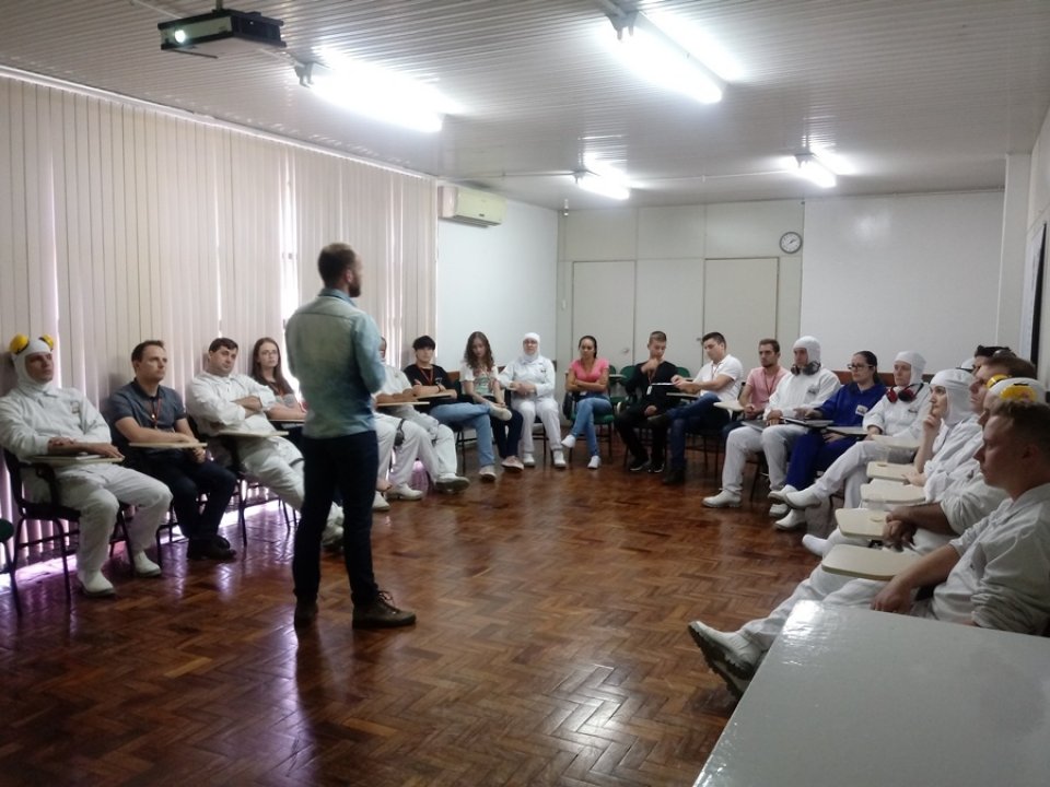 Unidade FASA recebe palestra sobre redução de danos relacionados ao uso de álcool e drogas