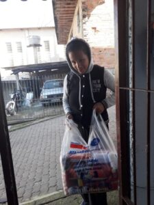 FALB e filial de vendas da Aurora doam alimentos para creche em Porto Alegre