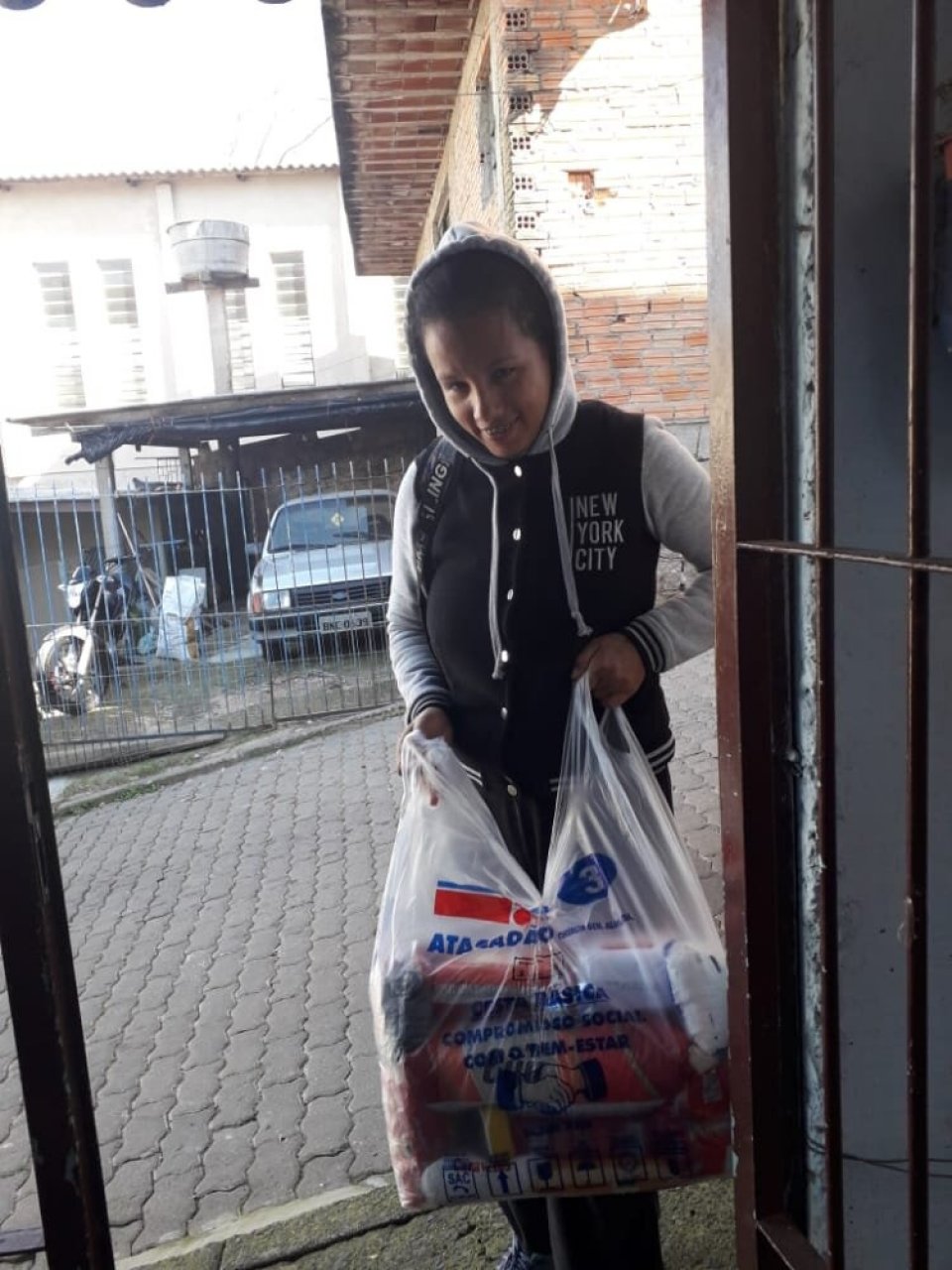 FALB e filial de vendas da Aurora doam alimentos para creche em Porto Alegre