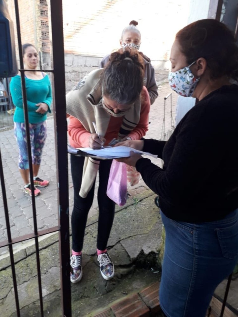 FALB e filial de vendas da Aurora doam alimentos para creche em Porto Alegre