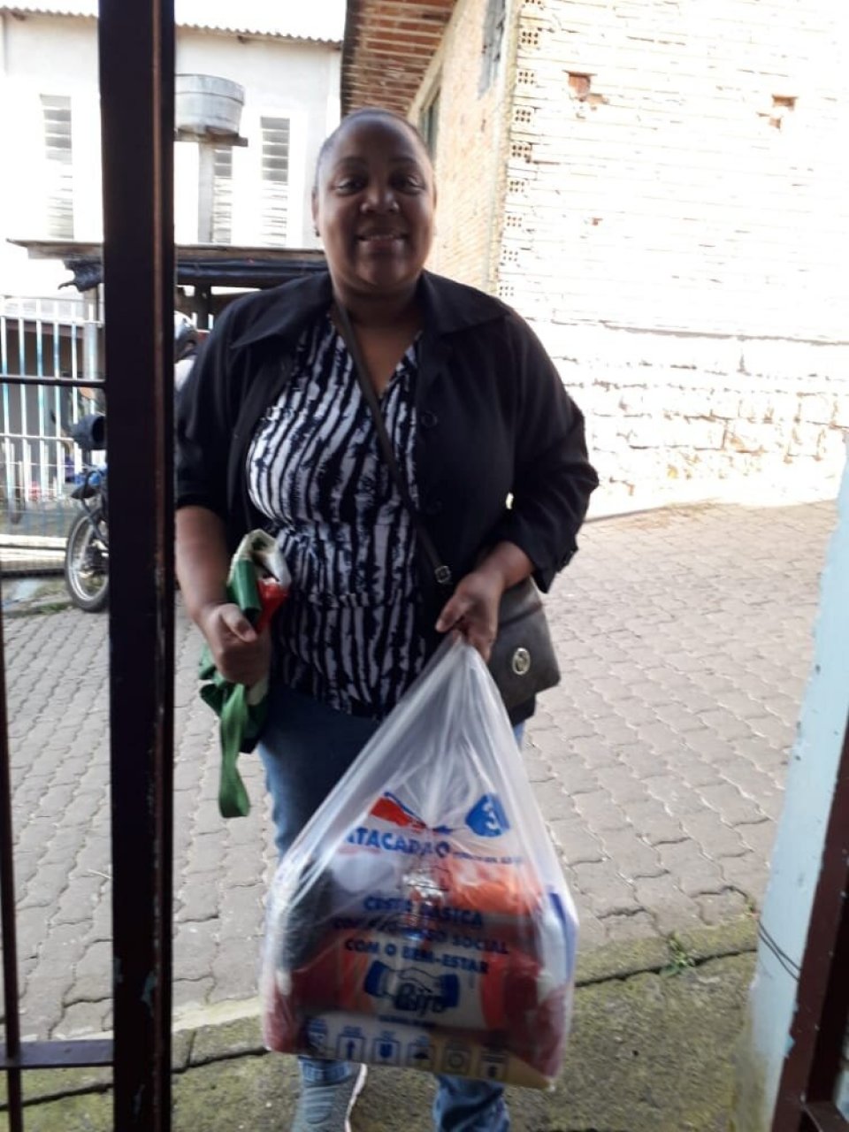 FALB e filial de vendas da Aurora doam alimentos para creche em Porto Alegre