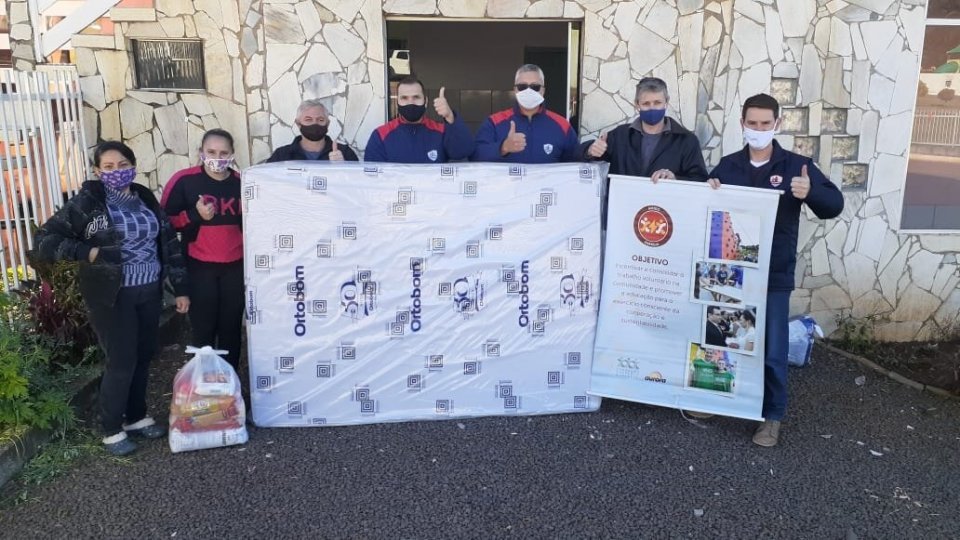 FALB doa colchões, cobertores, cestas básicas e máscaras em Vargem Bonita