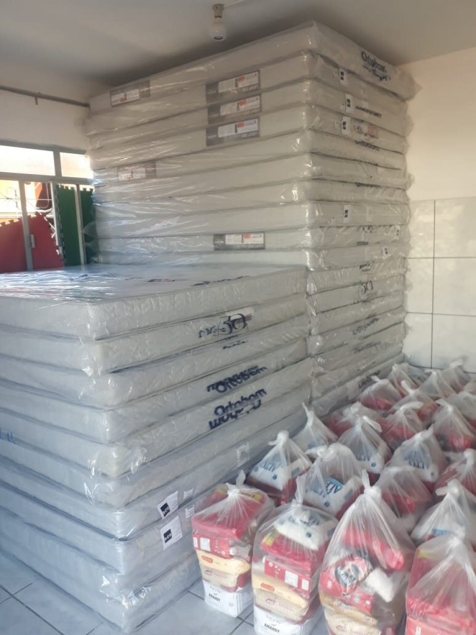 FALB doa colchões, cobertores, cestas básicas e máscaras em Vargem Bonita