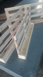 Voluntários confeccionam porta-livros para escola de Cunha Porã