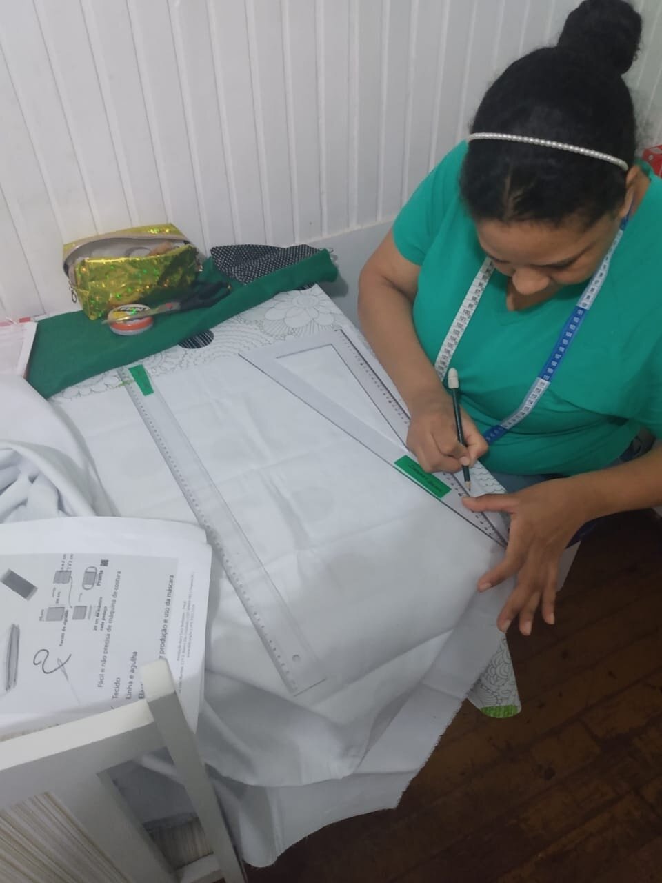 Voluntário confeccionam máscaras para doação