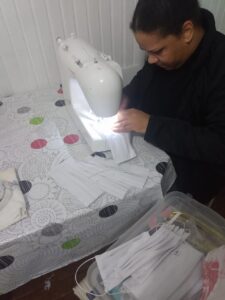 Voluntário confeccionam máscaras para doação