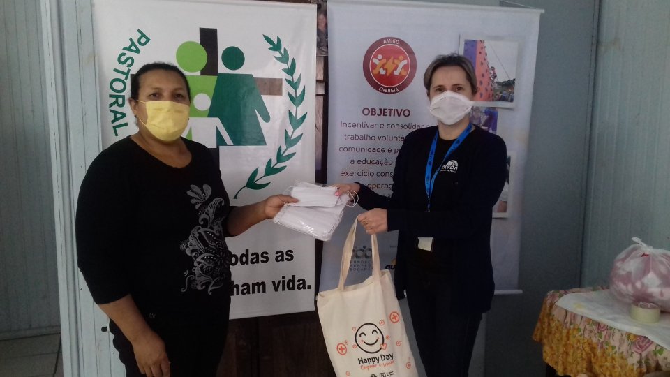 Voluntário confeccionam máscaras para doação