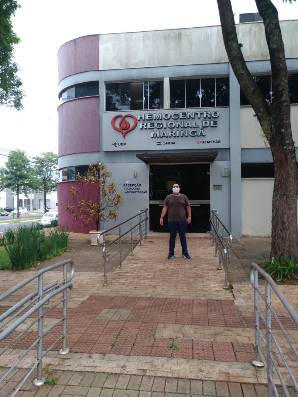 Voluntários de Mandaguari doam sangue no Hemocentro de Maringá