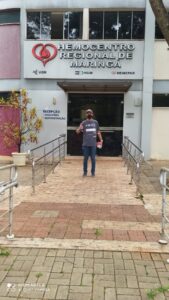 Voluntários de Mandaguari doam sangue no Hemocentro de Maringá