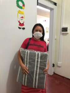 Incubatório Chapecó recebe cobertores para doação