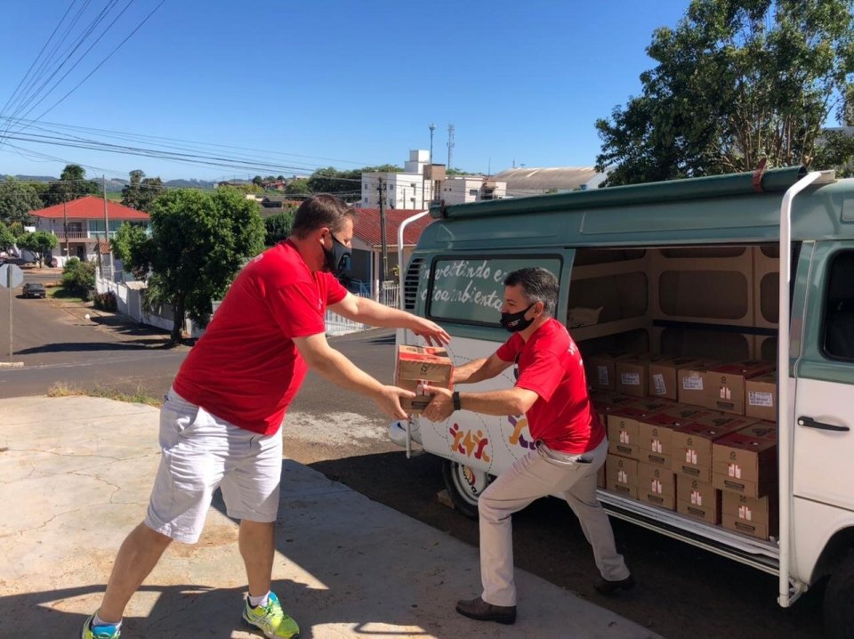 FALB doa alimentos para a Cruz Vermelha em Chapecó