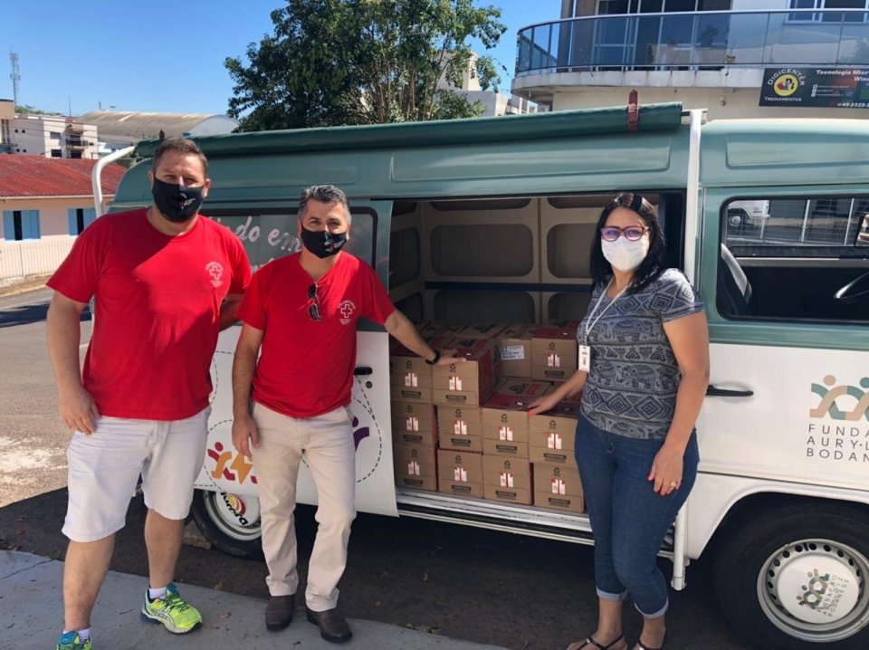 FALB doa alimentos para a Cruz Vermelha em Chapecó