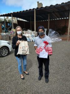 Páscoa da FALB distribui 250 caixas de bombons para crianças de Chapecó