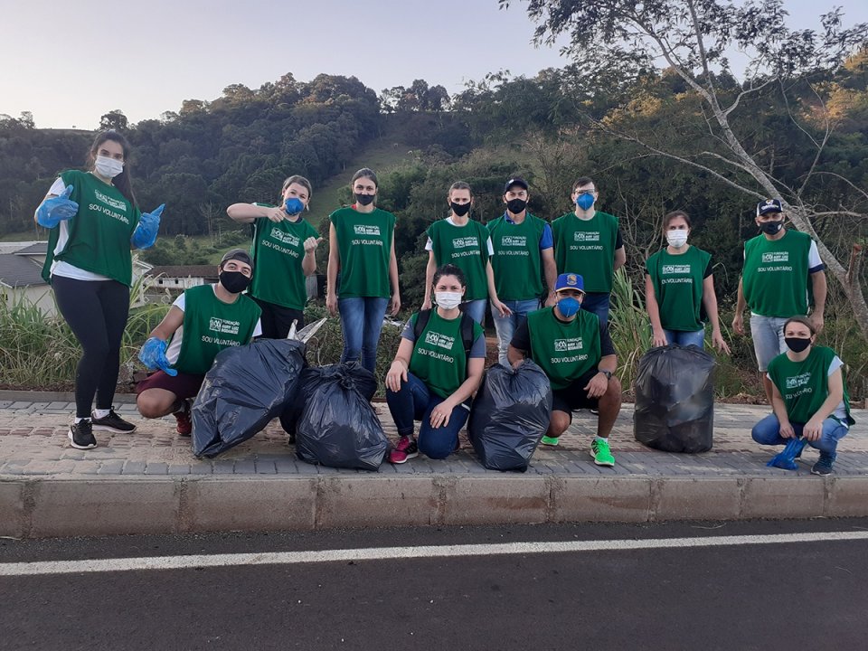 Voluntários de Quilombo (SC) realizam mutirão para recolhimento de resíduos